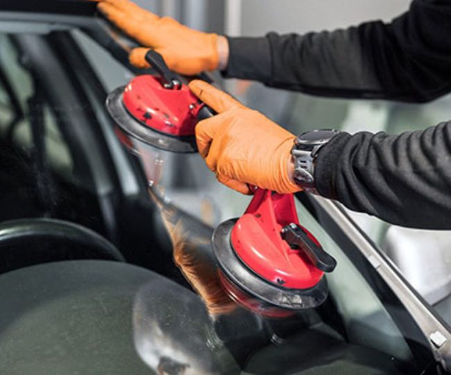 कार के शीशे पर लग जाए गंदगी तो ना हो परेशान! सर्विस सेंटर के बजाए घर पर